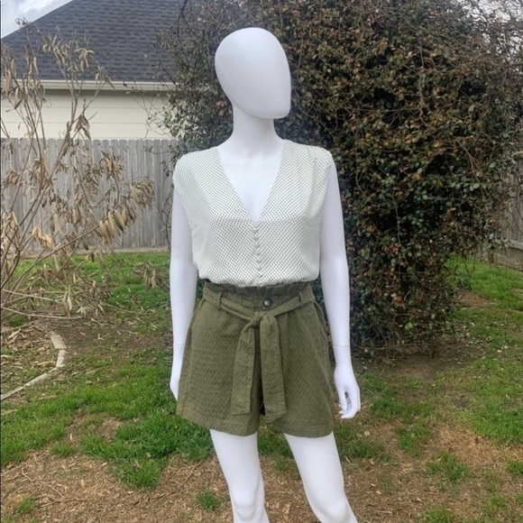 💋NWT Alice & Olivia Smocked Sleeveless Dot Print Plunge Blouse - Picture 3 of 15